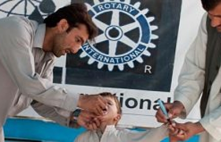 Un vaccin oral contre la polio est administré aux enfants franchissant la frontière entre le Pakistan et l’Afghanistan grâce à un programme mis en place par Rotary International.